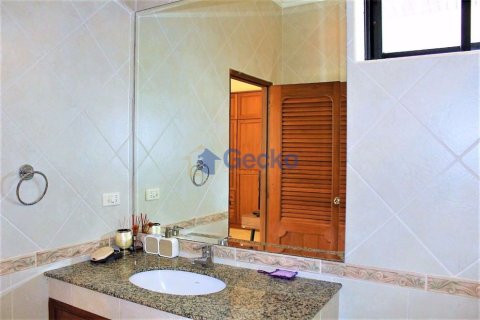 House in Pattaya, Thailand 3 bedrooms № 196977 - photo 14