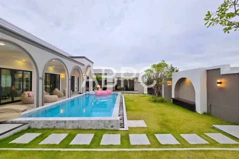Casa de 4 dormitorios en Pattaya, Tailandia № 211604 - foto 12
