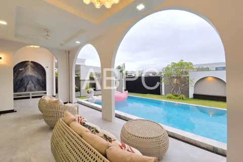 Casa de 4 dormitorios en Pattaya, Tailandia № 211604 - foto 3