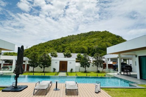 Villa in Hua Hin, Thailand 5 bedrooms № 152500 - photo 1