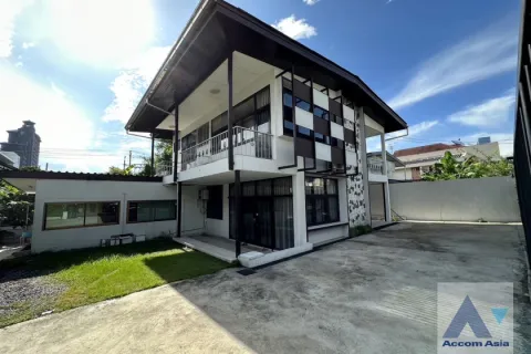 House in Phra Khanong, Bangkok, Thailand 5 bedrooms № 214930