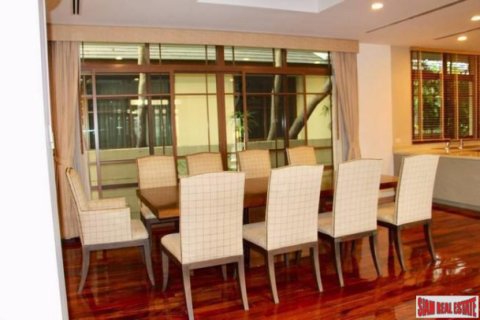 House in Bangkok, Thailand 4 bedrooms № 194097 - photo 5