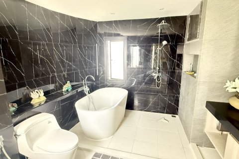 Кондоминиум с 3 спальнями в Кхлонг Сане, Бангкок, Таиланд № 171784 - фото 9