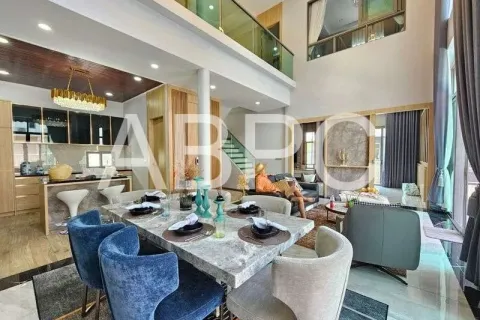 Casa de 5 dormitorios en Pattaya, Tailandia № 211538 - foto 9