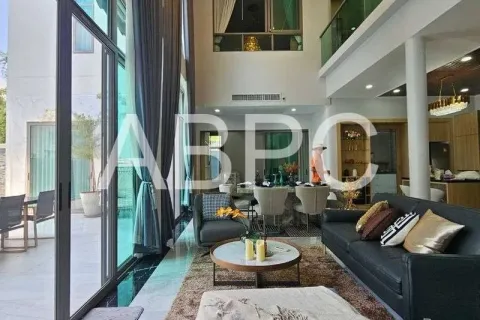 House in Pattaya, Thailand 5 bedrooms № 211538