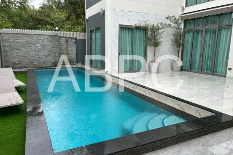 Casa de 5 dormitorios en Pattaya, Tailandia № 211538 - foto 14