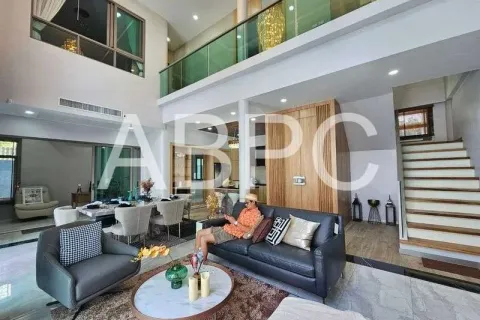 Casa de 5 dormitorios en Pattaya, Tailandia № 211538 - foto 6