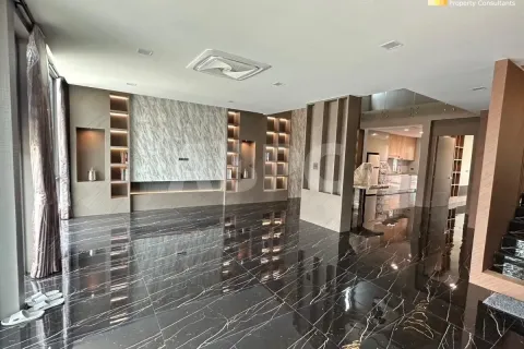 Casa de 5 dormitorios en Pattaya, Tailandia № 211537 - foto 4