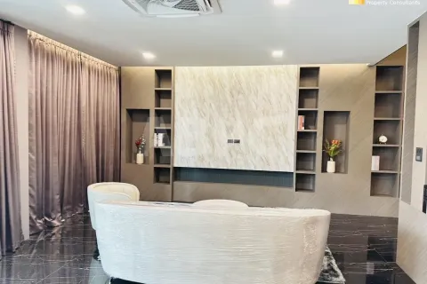 Casa de 5 dormitorios en Pattaya, Tailandia № 211537 - foto 2