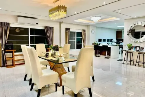 Casa de 4 dormitorios en Pattaya, Tailandia № 211539 - foto 18
