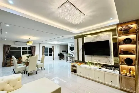 Casa de 4 dormitorios en Pattaya, Tailandia № 211539 - foto 14