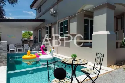 Casa de 4 dormitorios en Pattaya, Tailandia № 211539 - foto 3