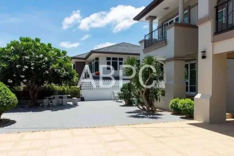 Casa de 4 dormitorios en Pattaya, Tailandia № 211539 - foto 2