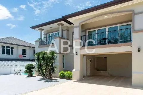 Casa de 4 dormitorios en Pattaya, Tailandia № 211539 - foto 4