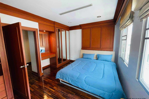 House in Bangkok, Thailand 4 bedrooms № 190360 - photo 2