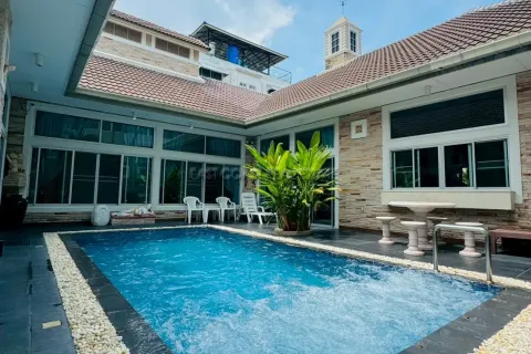 Casa de 4 dormitorios en Pattaya, Tailandia № 212360 - foto 2