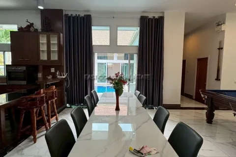 Casa de 4 dormitorios en Pattaya, Tailandia № 212360 - foto 3