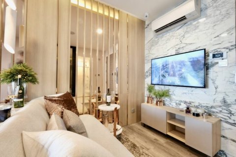 Condo in Huai Khwang, Bangkok, Thailand, 1 bedroom  № 115040 - photo 2