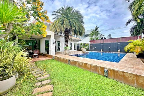 House in Pattaya, Thailand 4 bedrooms № 198351