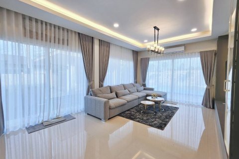 Villa in Pattaya, Thailand 3 bedrooms № 146193 - photo 24