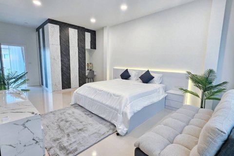 Villa in Pattaya, Thailand 3 bedrooms № 146193 - photo 15