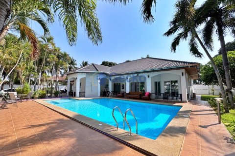 House in Pattaya, Thailand 5 bedrooms № 195899