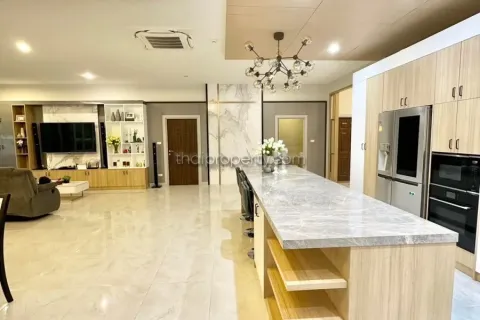 Casa de 6 dormitorios en Pattaya, Tailandia № 213220 - foto 12