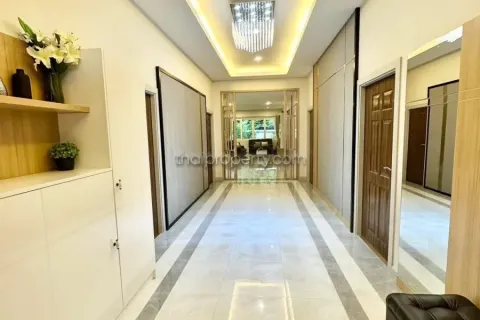 Casa de 6 dormitorios en Pattaya, Tailandia № 213219 - foto 17