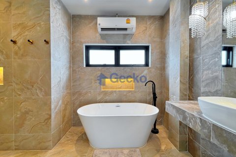 House in Pattaya, Thailand 4 bedrooms № 209805 - photo 20