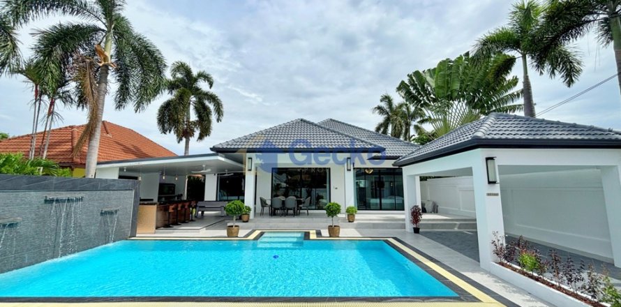 House in Pattaya, Thailand 4 bedrooms № 209805