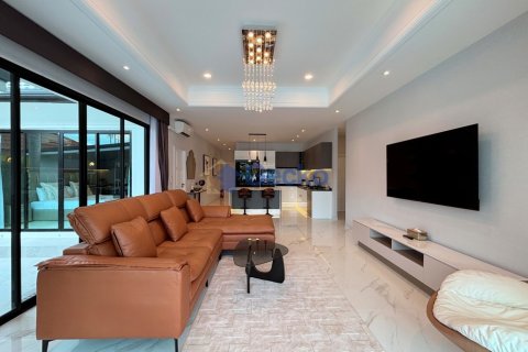 House in Pattaya, Thailand 4 bedrooms № 209805 - photo 4