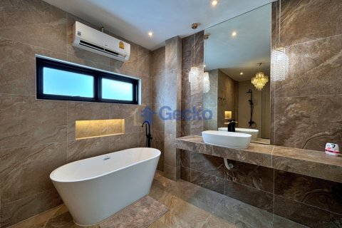 House in Pattaya, Thailand 4 bedrooms № 209805 - photo 19