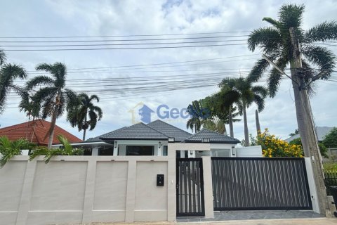 House in Pattaya, Thailand 4 bedrooms № 209805 - photo 2