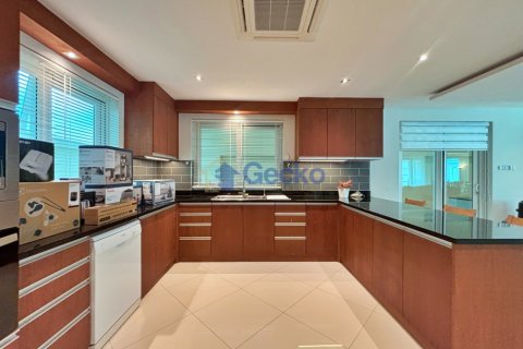 House in Pattaya, Thailand 4 bedrooms № 209804 - photo 8