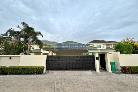 House in Pattaya, Thailand 4 bedrooms № 209804 - photo 2