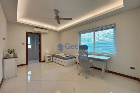 House in Pattaya, Thailand 4 bedrooms № 209804 - photo 17