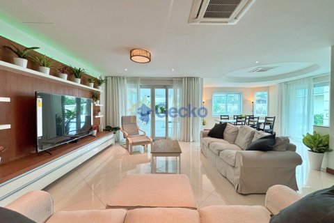 House in Pattaya, Thailand 4 bedrooms № 209804 - photo 4