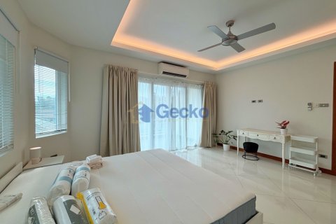 House in Pattaya, Thailand 4 bedrooms № 209804 - photo 24