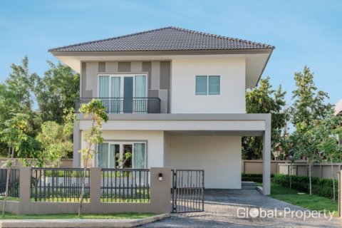 House in Rayong, Thailand 3 bedrooms № 135338 - photo 1