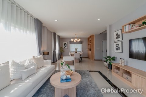 House in Rayong, Thailand 3 bedrooms № 135338 - photo 5