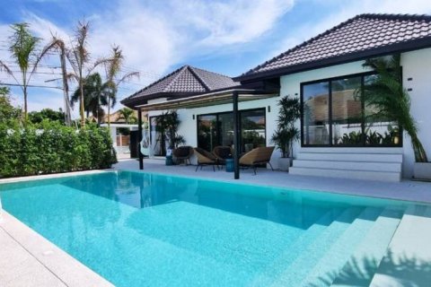 Villa in Pattaya, Thailand 5 bedrooms № 116842 - photo 1