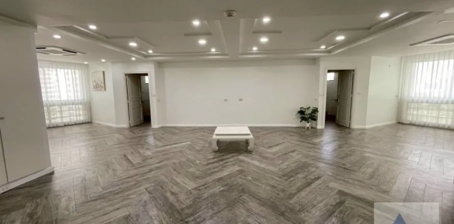Condo in Khlong Toei, Bangkok, Thailand, 3 bedrooms  № 215594