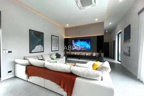 Casa de 4 dormitorios en Pattaya, Tailandia № 211917 - foto 4