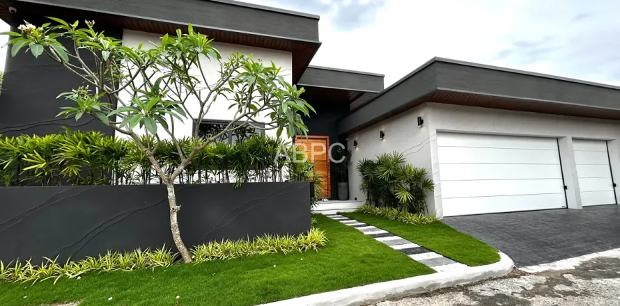 Casa de 4 dormitorios en Pattaya, Tailandia № 211917