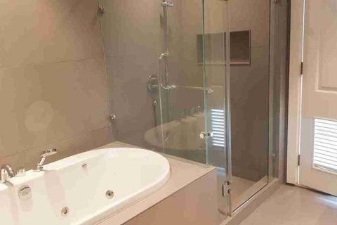 Condo in Bangkok, Thailand, 3 bedrooms № 184065 - photo 6