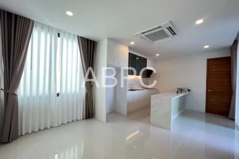 Casa de 5 dormitorios en Pattaya, Tailandia № 211664 - foto 12