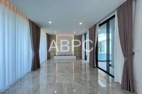 Casa de 5 dormitorios en Pattaya, Tailandia № 211664 - foto 4
