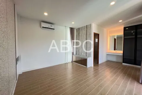 Casa de 5 dormitorios en Pattaya, Tailandia № 211664 - foto 8