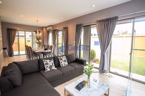 House in Pattaya, Thailand 4 bedrooms № 197222 - photo 2