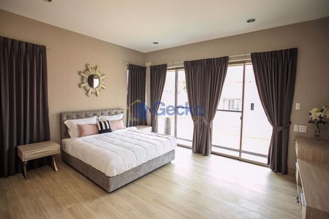 House in Pattaya, Thailand 4 bedrooms № 197222 - photo 3